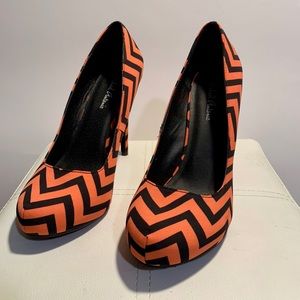 Chevron Dark Peach & Black Pumps - NWT